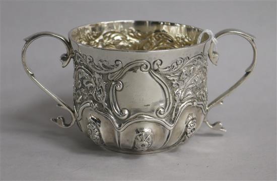 A late Victorian repousse silver porringer, by Wakely & Wheeler, London, 1890, 4.5 oz.